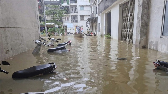 Lũ lịch sử 'nhấn chìm' nhiều nơi ở Huế, Đà Nẵng, cảnh báo lũ quét và sạt lở đất 6 tỉnh - Ảnh 13. Lũ lịch sử 'nhấn chìm' nhiều nơi ở Huế, Đà Nẵng, cảnh báo lũ quét và sạt lở đất 6 tỉnh - Ảnh 13.