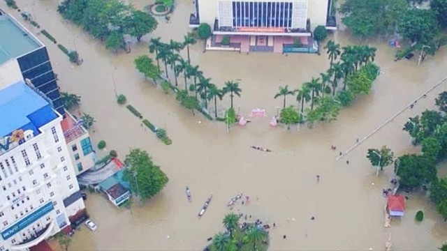 Lũ lịch sử 'nhấn chìm' nhiều nơi ở Huế, Đà Nẵng, cảnh báo lũ quét và sạt lở đất 6 tỉnh - Ảnh 14. Lũ lịch sử 'nhấn chìm' nhiều nơi ở Huế, Đà Nẵng, cảnh báo lũ quét và sạt lở đất 6 tỉnh - Ảnh 14.