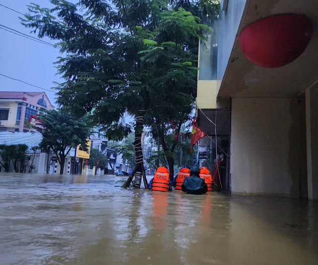 Lũ lịch sử 'nhấn chìm' nhiều nơi ở Huế, Đà Nẵng, cảnh báo lũ quét và sạt lở đất 6 tỉnh - Ảnh 3. Lũ lịch sử 'nhấn chìm' nhiều nơi ở Huế, Đà Nẵng, cảnh báo lũ quét và sạt lở đất 6 tỉnh - Ảnh 3.