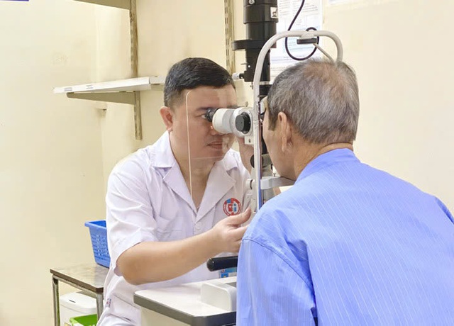 Người đàn ông Quảng Ninh phải nhập viện sau khi tự pha nước muối để nhỏ mắt - Ảnh 1. Người đàn ông Quảng Ninh phải nhập viện sau khi tự pha nước muối để nhỏ mắt - Ảnh 1.
