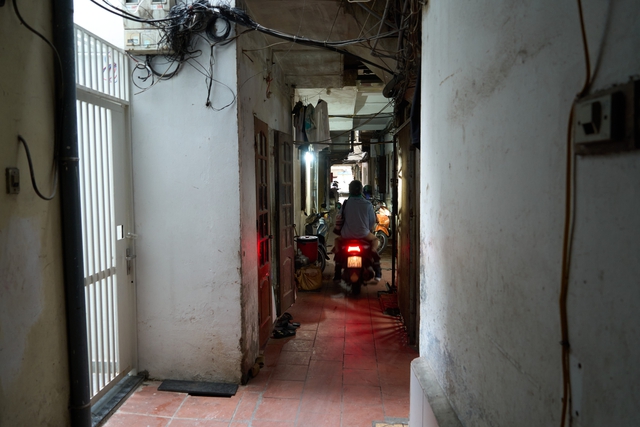 Những căn nhà siêu nhỏ giữa phố cổ Hà Nội – nơi từng mét vuông đều có giá vàng - Ảnh 1. Những căn nhà siêu nhỏ giữa phố cổ Hà Nội – nơi từng mét vuông đều có giá vàng - Ảnh 1.