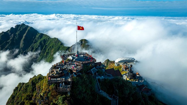 Lạc vào 'miền cổ tích' trên đỉnh Fansipan mùa mây - Ảnh 1. Lạc vào 'miền cổ tích' trên đỉnh Fansipan mùa mây - Ảnh 1.