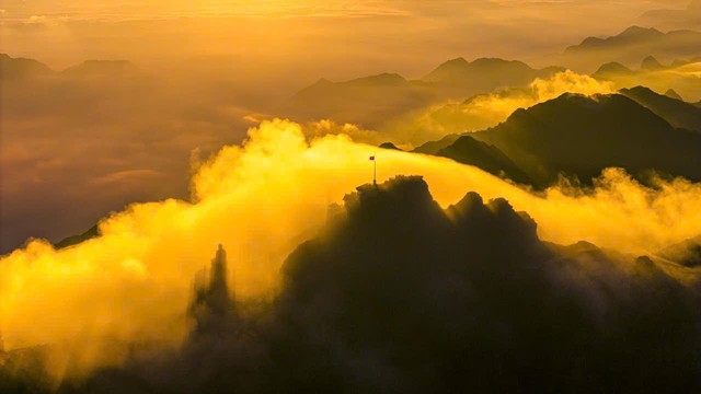 Lạc vào 'miền cổ tích' trên đỉnh Fansipan mùa mây - Ảnh 2. Lạc vào 'miền cổ tích' trên đỉnh Fansipan mùa mây - Ảnh 2.