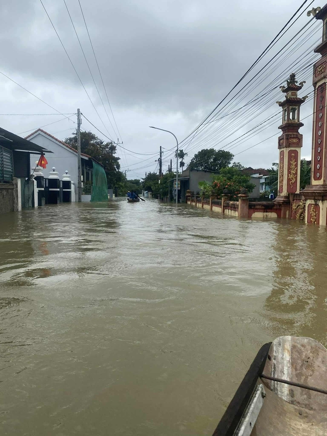 Xúc động hình ảnh người dân lội lũ di quan cụ ông chờ an táng - Ảnh 2.