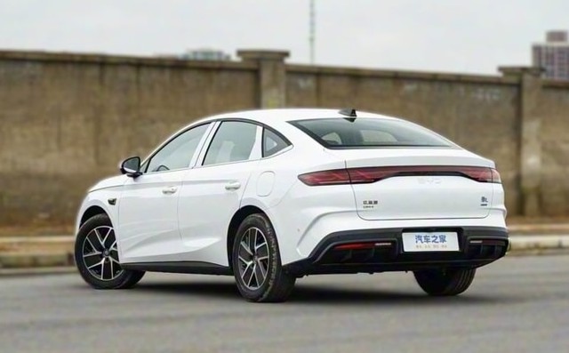 Xe sedan hybrid giá 357 triệu đồng, thiết kế đẳng cấp xe sang, siêu tiết kiệm xăng, rẻ chỉ như Kia Morning, Hyundai Grand i10  - Ảnh 2. Xe sedan hybrid giá 357 triệu đồng, thiết kế đẳng cấp xe sang, siêu tiết kiệm xăng, rẻ chỉ như Kia Morning, Hyundai Grand i10  - Ảnh 2.