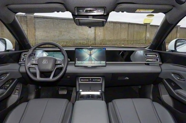 Xe sedan hybrid giá 357 triệu đồng, thiết kế đẳng cấp xe sang, siêu tiết kiệm xăng, rẻ chỉ như Kia Morning, Hyundai Grand i10  - Ảnh 3. Xe sedan hybrid giá 357 triệu đồng, thiết kế đẳng cấp xe sang, siêu tiết kiệm xăng, rẻ chỉ như Kia Morning, Hyundai Grand i10  - Ảnh 3.