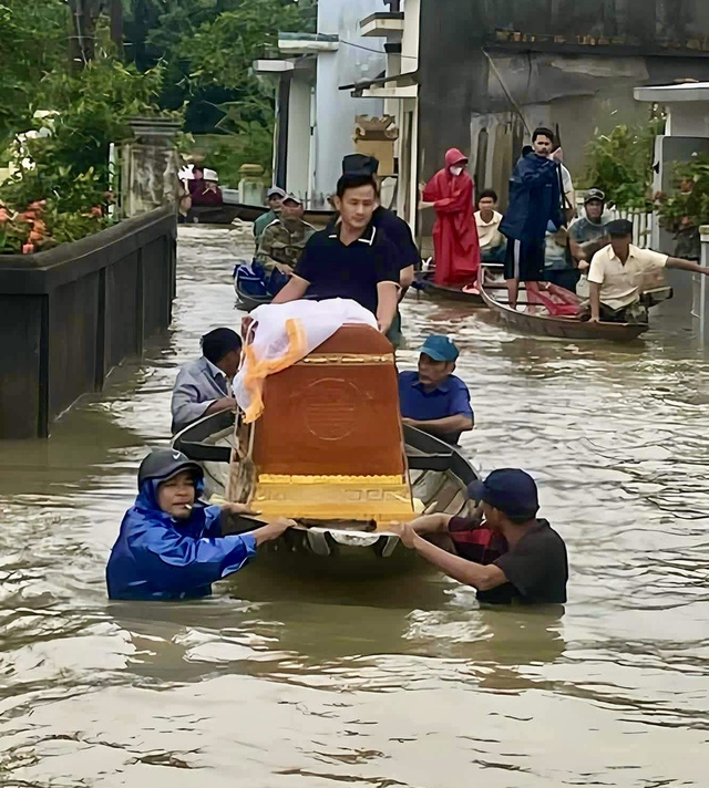 Xúc động hình ảnh người dân lội lũ di quan cụ ông chờ an táng - Ảnh 1.