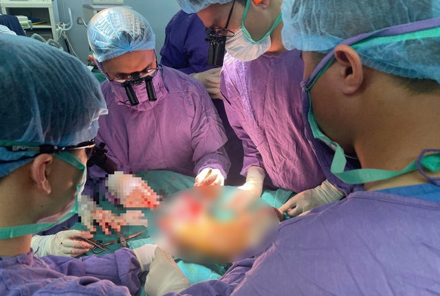 Xuyên đêm nối cẳng chân đứt rời cho nữ sinh 19 tuổi gặp tai nạn giao thông nghiêm trọng - Ảnh 1. Xuyên đêm nối cẳng chân đứt rời cho nữ sinh 19 tuổi gặp tai nạn giao thông nghiêm trọng - Ảnh 1.