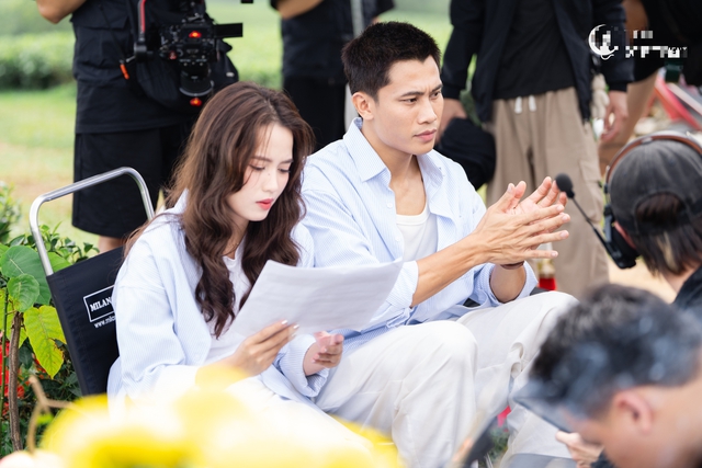 Vợ anh Tạ 'Mưa đỏ' lần đầu thử sức làm diễn viên cùng chồng trong MV 'Hẹn hò Phú Thọ' - Ảnh 1. Vợ anh Tạ 'Mưa đỏ' lần đầu thử sức làm diễn viên cùng chồng trong MV 'Hẹn hò Phú Thọ' - Ảnh 1.