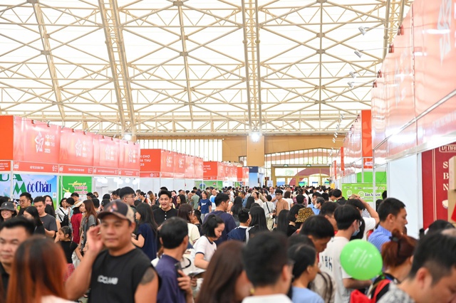 UBND Hà Nội dừng bắn pháo hoa tại Lễ Bế mạc Hội chợ Mùa Thu 2025 - Ảnh 2. UBND Hà Nội dừng bắn pháo hoa tại Lễ Bế mạc Hội chợ Mùa Thu 2025 - Ảnh 2.