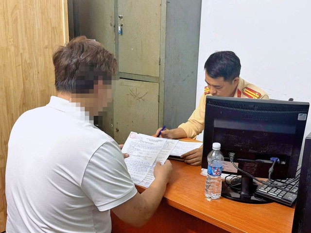 Hà Nội xử phạt công ty quảng cáo di động vi phạm quy định giao thông - Ảnh 2. Hà Nội xử phạt công ty quảng cáo di động vi phạm quy định giao thông - Ảnh 2.