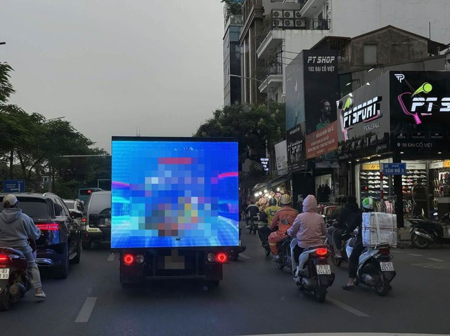 Hà Nội xử phạt công ty quảng cáo di động vi phạm quy định giao thông - Ảnh 1. Hà Nội xử phạt công ty quảng cáo di động vi phạm quy định giao thông - Ảnh 1.