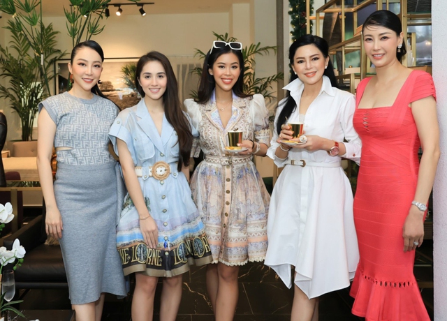 Thân thế doanh nhân gốc Dubai là hôn thê của con gái tỷ phú Johnathan Hạnh Nguyễn  - Ảnh 2. Thân thế doanh nhân gốc Dubai là hôn thê của con gái tỷ phú Johnathan Hạnh Nguyễn  - Ảnh 2.