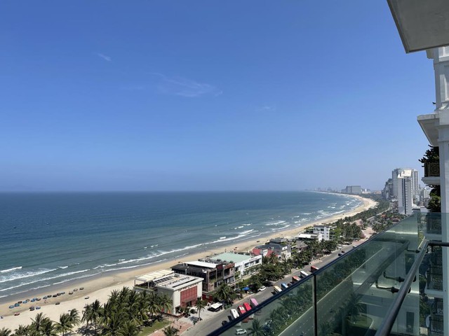 Khó cấp ‘sổ đỏ’ vì chưa có danh phận, giá rao bán Condotel vẫn cao ngất - Ảnh 1.