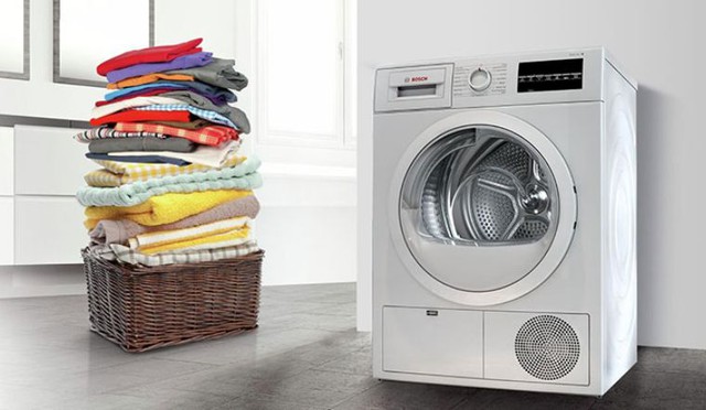 Những vật dụng không nên cho vào máy sấy quần áo bạn cần phải biết - Ảnh 1.