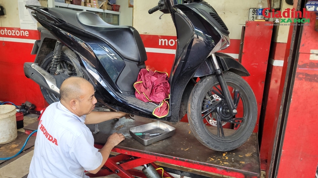Tình trạng quá tải sửa chữa xe Sau bão số 10 Tại Hà Nội - Ảnh 3.