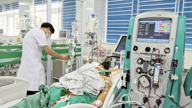 Người phụ nữ 46 tuổi nguy kịch do nhiễm loại vi khuẩn hay gặp mùa mưa bão - Ảnh 1.