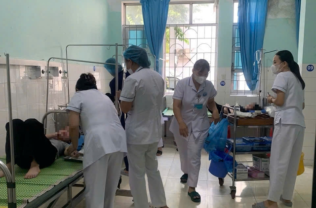 Hàng loạt học sinh Thái Nguyên đau bụng sau bữa ăn: Đơn vị cung cấp thực phẩm bị nghi ngờ - Ảnh 1.