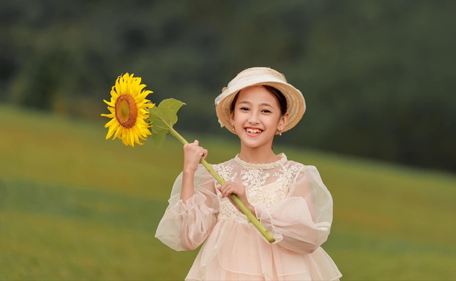 Con gái Hoa hậu Hà Kiều Anh làm thiện nguyện , nhan sắc gây ngỡ ngàng - Ảnh 8.