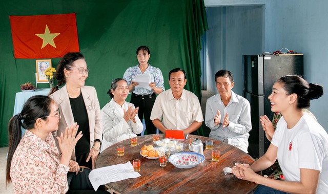 Con gái Hoa hậu Hà Kiều Anh làm thiện nguyện , nhan sắc gây ngỡ ngàng - Ảnh 5.