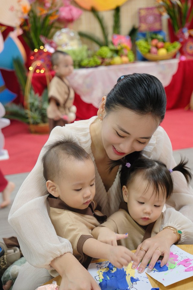 Cặp song sinh nhà Phương Oanh đáng yêu đón lễ trung thu ở trường - Ảnh 3.