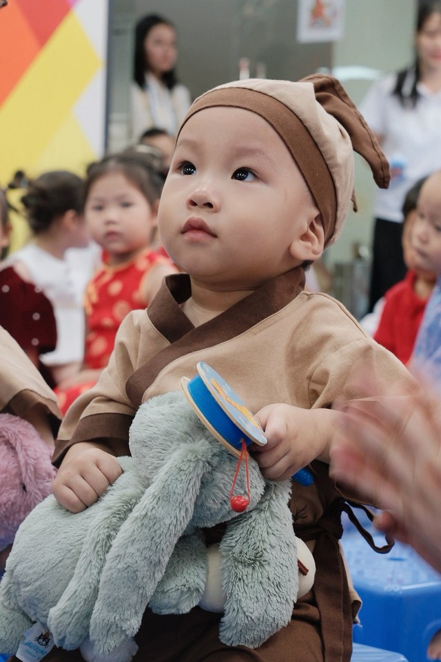 Cặp song sinh nhà Phương Oanh đáng yêu đón lễ trung thu ở trường - Ảnh 4.