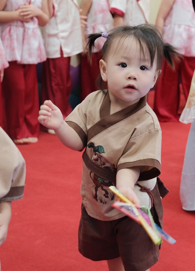 Cặp song sinh nhà Phương Oanh đáng yêu đón lễ trung thu ở trường - Ảnh 6.
