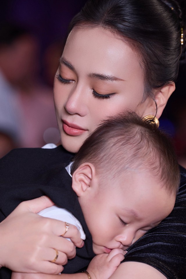 Cặp song sinh nhà Phương Oanh đáng yêu đón lễ trung thu ở trường - Ảnh 7.
