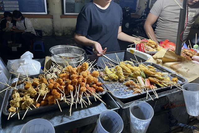 Ẩm thực bẩn: Thực hư biết bẩn nhưng vẫn ăn ở giới trẻ - Ảnh 1.