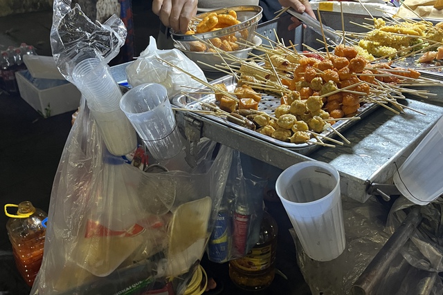 Ẩm thực bẩn: Thực hư biết bẩn nhưng vẫn ăn ở giới trẻ - Ảnh 2.