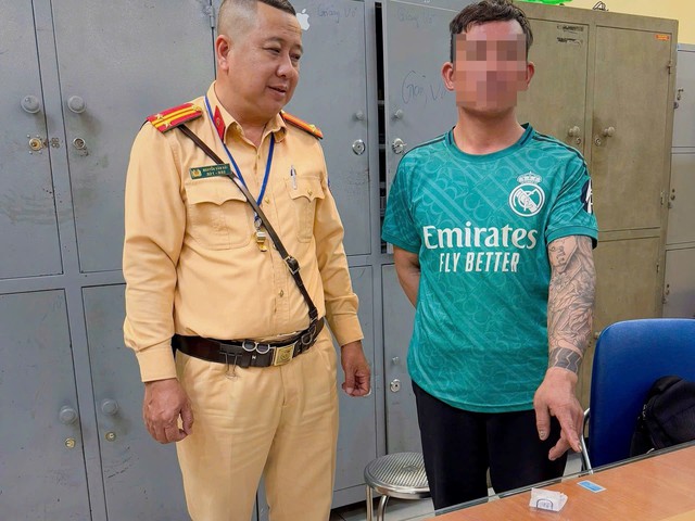 CSGT Hà Nội phát hiện thanh niên tàng trữ heroin trong lúc kiểm tra giao thông - Ảnh 1.