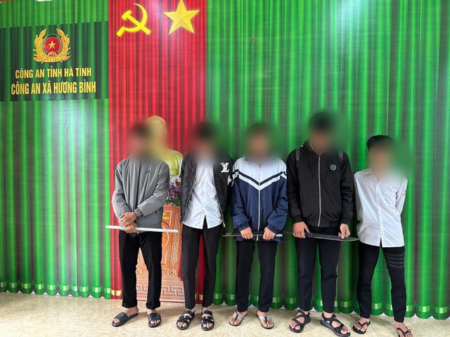 Ngăn chặn nhóm học sinh mang hung khí đi giải quyết mâu thuẫn - Ảnh 1. Ngăn chặn nhóm học sinh mang hung khí đi giải quyết mâu thuẫn - Ảnh 1.