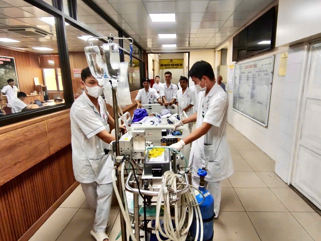 Người đàn ông 40 tuổi bị nhồi máu cơ tim cấp, 2 lần ngừng tim may mắn được cứu sống - Ảnh 1.