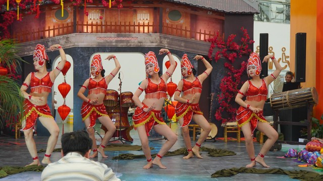 Trải nghiệm văn hóa đa dạng tại Hội chợ mùa thu 2025 ở Hà Nội - Ảnh 5. Trải nghiệm văn hóa đa dạng tại Hội chợ mùa thu 2025 ở Hà Nội - Ảnh 5.