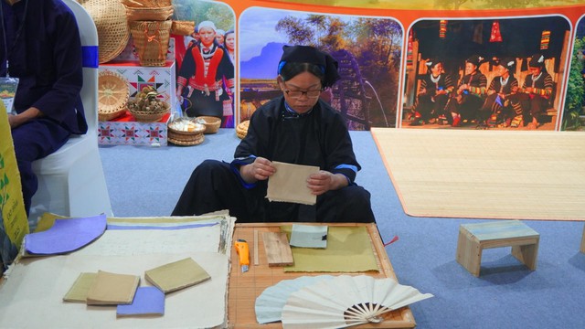 Trải nghiệm văn hóa đa dạng tại Hội chợ mùa thu 2025 ở Hà Nội - Ảnh 6. Trải nghiệm văn hóa đa dạng tại Hội chợ mùa thu 2025 ở Hà Nội - Ảnh 6.