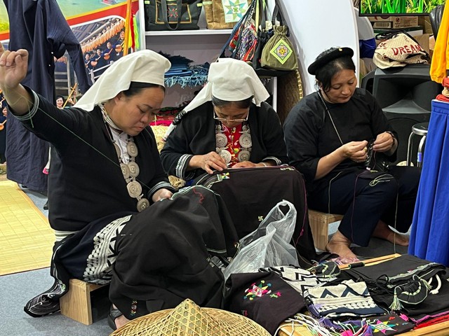 Trải nghiệm văn hóa đa dạng tại Hội chợ mùa thu 2025 ở Hà Nội - Ảnh 8. Trải nghiệm văn hóa đa dạng tại Hội chợ mùa thu 2025 ở Hà Nội - Ảnh 8.