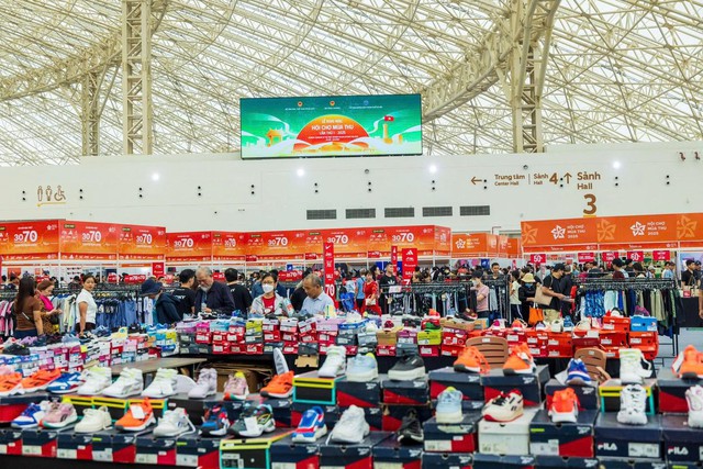 Hội chợ Mùa Thu lần thứ nhất – 2025: Hàng thời trang giảm giá 'la liệt', người tiêu dùng săn deal 'hời' - Ảnh 2. Hội chợ Mùa Thu lần thứ nhất – 2025: Hàng thời trang giảm giá 'la liệt', người tiêu dùng săn deal 'hời' - Ảnh 2.