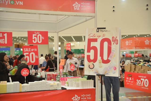 Hội chợ Mùa Thu lần thứ nhất – 2025: Hàng thời trang giảm giá 'la liệt', người tiêu dùng săn deal 'hời' - Ảnh 3. Hội chợ Mùa Thu lần thứ nhất – 2025: Hàng thời trang giảm giá 'la liệt', người tiêu dùng săn deal 'hời' - Ảnh 3.