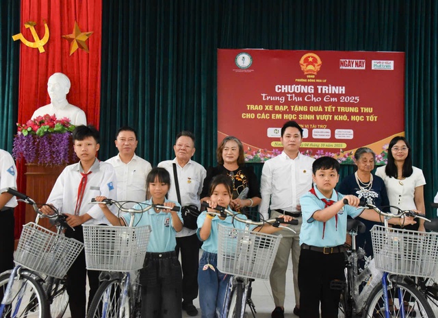 dai-dien-lanh-dao-vien-phat-trien-van-hoa-va-cham-soc-suc-khoe-cong-dong-trao-xe-dap-cho-cac-em-hoc-sinh-tinh-ninh-binh-1759644394535642584533.jpg