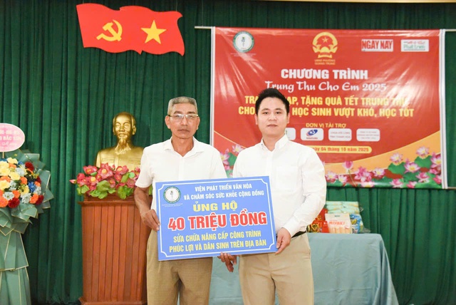 g-anh-dai-dien-vien-phat-trien-van-hoa-va-cham-soc-suc-khoe-cong-dong-trao-40-trieu-dong-cho-lanh-dao-xa-quang-trung-de-xay-sua-cac-cong-trinh-17596443946901252162868.jpg