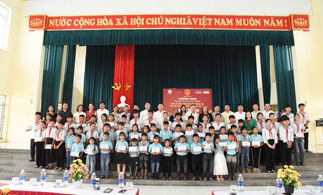 hon-300-suat-hoc-bong-y-nghia-da-den-tay-cac-em-nho-trong-chuong-trinh-trung-thu-cho-em-2025-1759644394499524788106.jpg