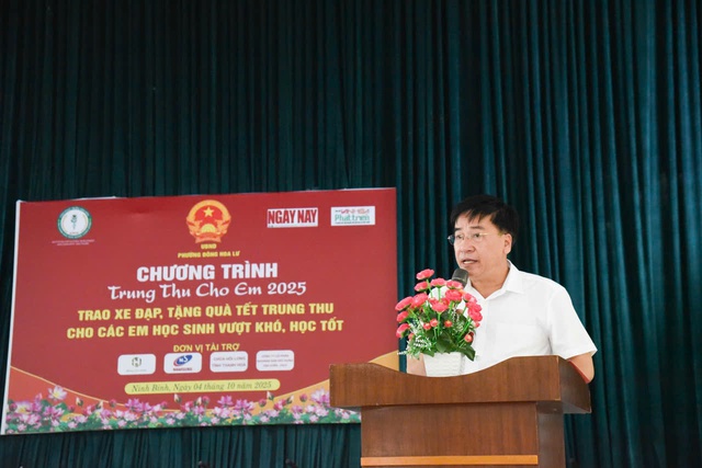 ong-lai-duc-hong-pho-vien-truong-phu-trach-vien-phat-trien-van-hoa-va-cham-soc-suc-khoe-cong-dong-phat-bieu-tai-buoi-le-trao-qua-o-ninh-binh-1759644394657785561923.jpg