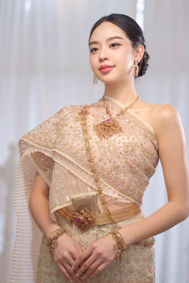 Khoảnh khắc dí dỏm triệu view khi Hoa hậu Thanh Thủy dạy Hoa hậu Thái Lan hát 'Phép màu' - Ảnh 4.