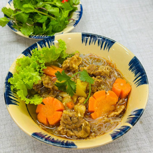an-hu-tieu-am-bung-ngay-mua-17598312245171632697747.jpg