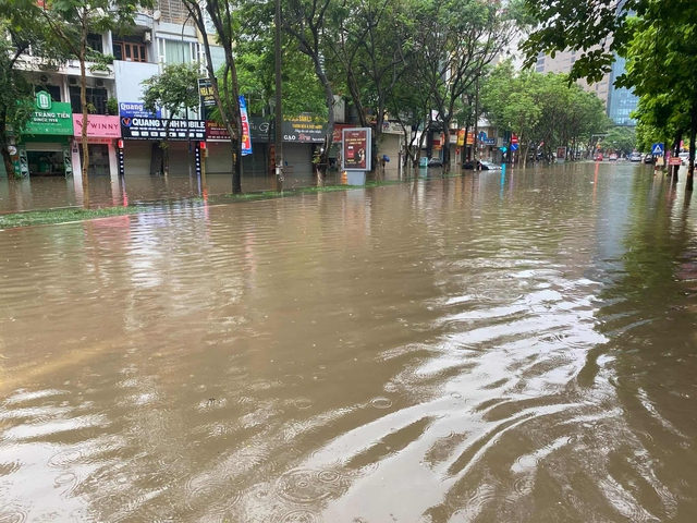 Hà Nội mưa lớn xối xả đến khi nào? - Ảnh 11.