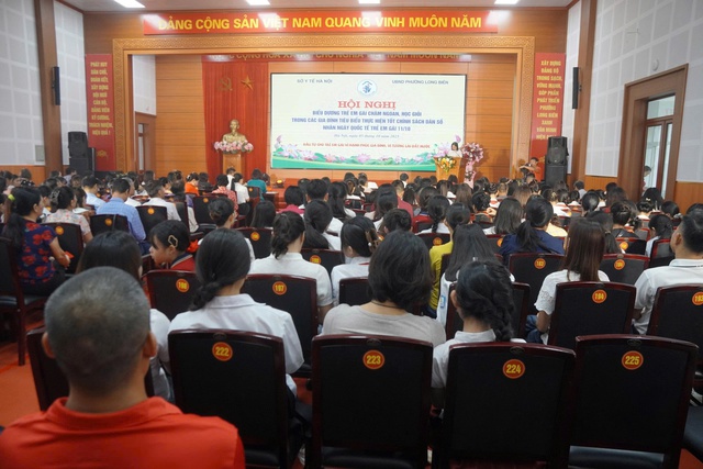 Biểu dương trẻ em gái chăm ngoan, học giỏi trong các gia đình tiêu biểu thực hiện tốt chính sách dân số - Ảnh 2.