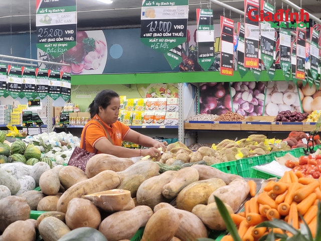 Siêu thị giảm giá hàng thiết yếu giúp ổn định giá rau xanh sau bão số 11 - Ảnh 3.