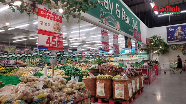 Siêu thị giảm giá hàng thiết yếu giúp ổn định giá rau xanh sau bão số 11 - Ảnh 2.