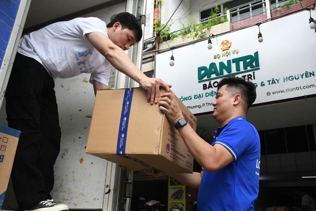 Long Châu khẩn trương tiếp ứng 4 tấn thuốc và vật tư y tế đến vùng lũ Miền Trung - Ảnh 4. Long Châu khẩn trương tiếp ứng 4 tấn thuốc và vật tư y tế đến vùng lũ Miền Trung - Ảnh 4.