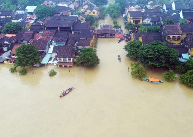 Long Châu khẩn trương tiếp ứng 4 tấn thuốc và vật tư y tế đến vùng lũ Miền Trung - Ảnh 5. Long Châu khẩn trương tiếp ứng 4 tấn thuốc và vật tư y tế đến vùng lũ Miền Trung - Ảnh 5.